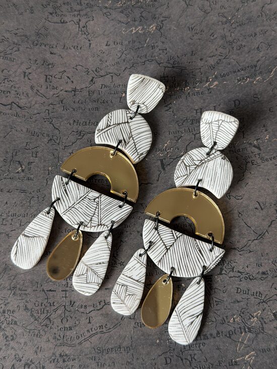 XL auskari -  Balti ar melnu printu