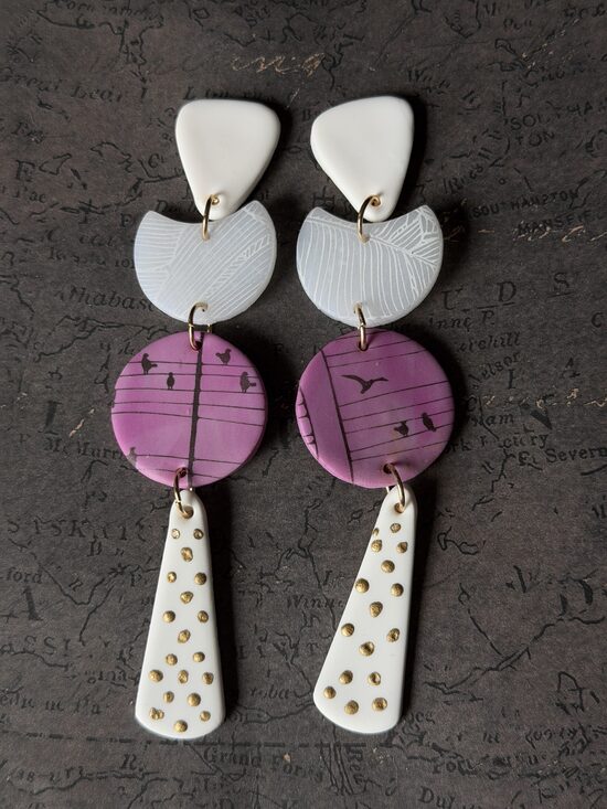 XL auskari - balts ar violetu