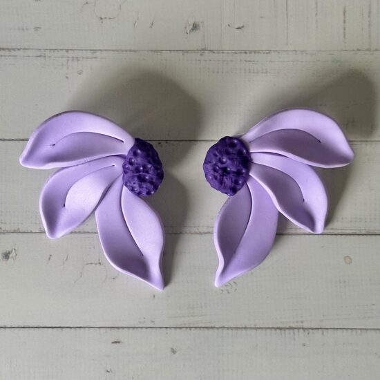 Stilizētie ziedi - polimērmāla auskari ar pasteļvioletām ziedlapām un violetu vidiņu