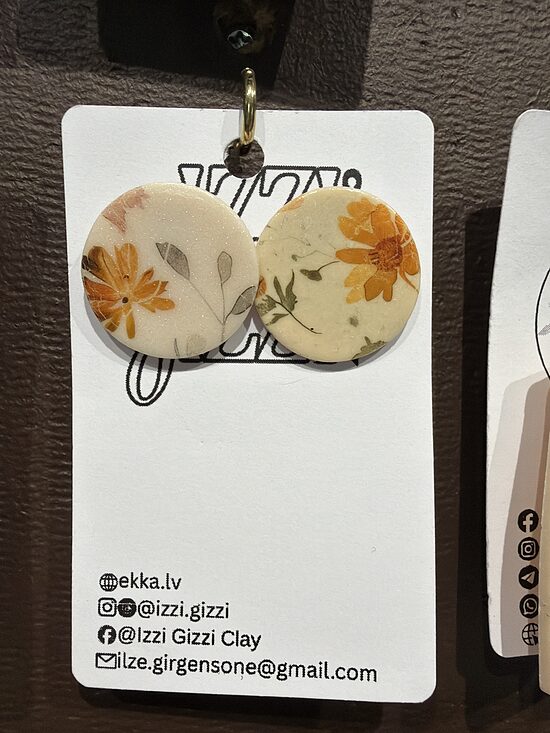 Podziņauskari ar ziedu printu, oranžīgi