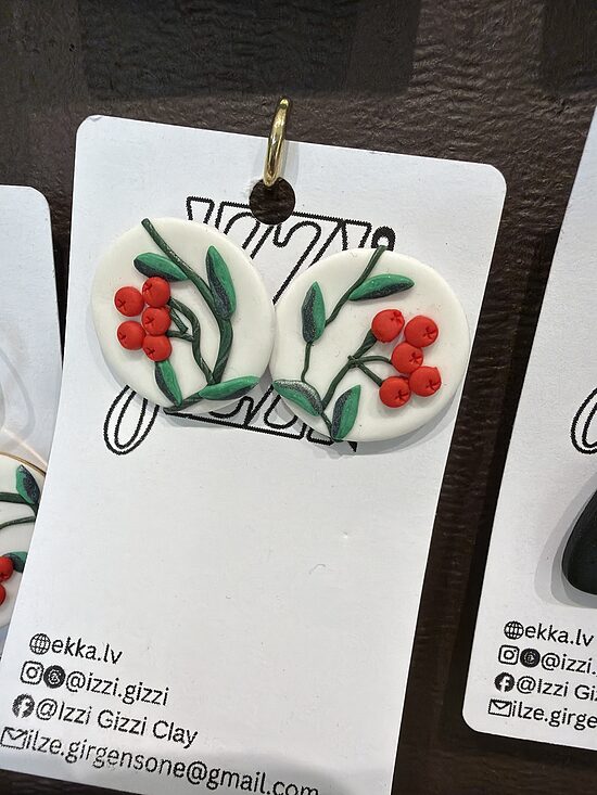 Odziņu auskari uz balta fona - podziņas