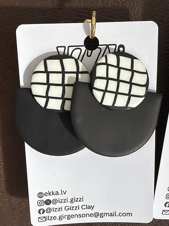Ģeometriskie nagliņu auskari ar melnu, 1