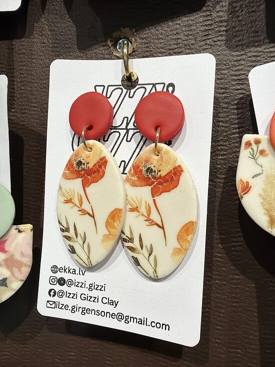 Ovāli ziedu printa auskari ar sarkanu